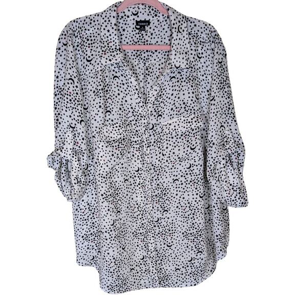 Torrid Harper Georgette White Black/Red Stars 3/4 Sleeve V-neck Top 3X - Picture 1 of 8